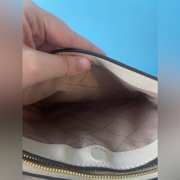 Micheal Kors Crossbody - Picture 4 of 6